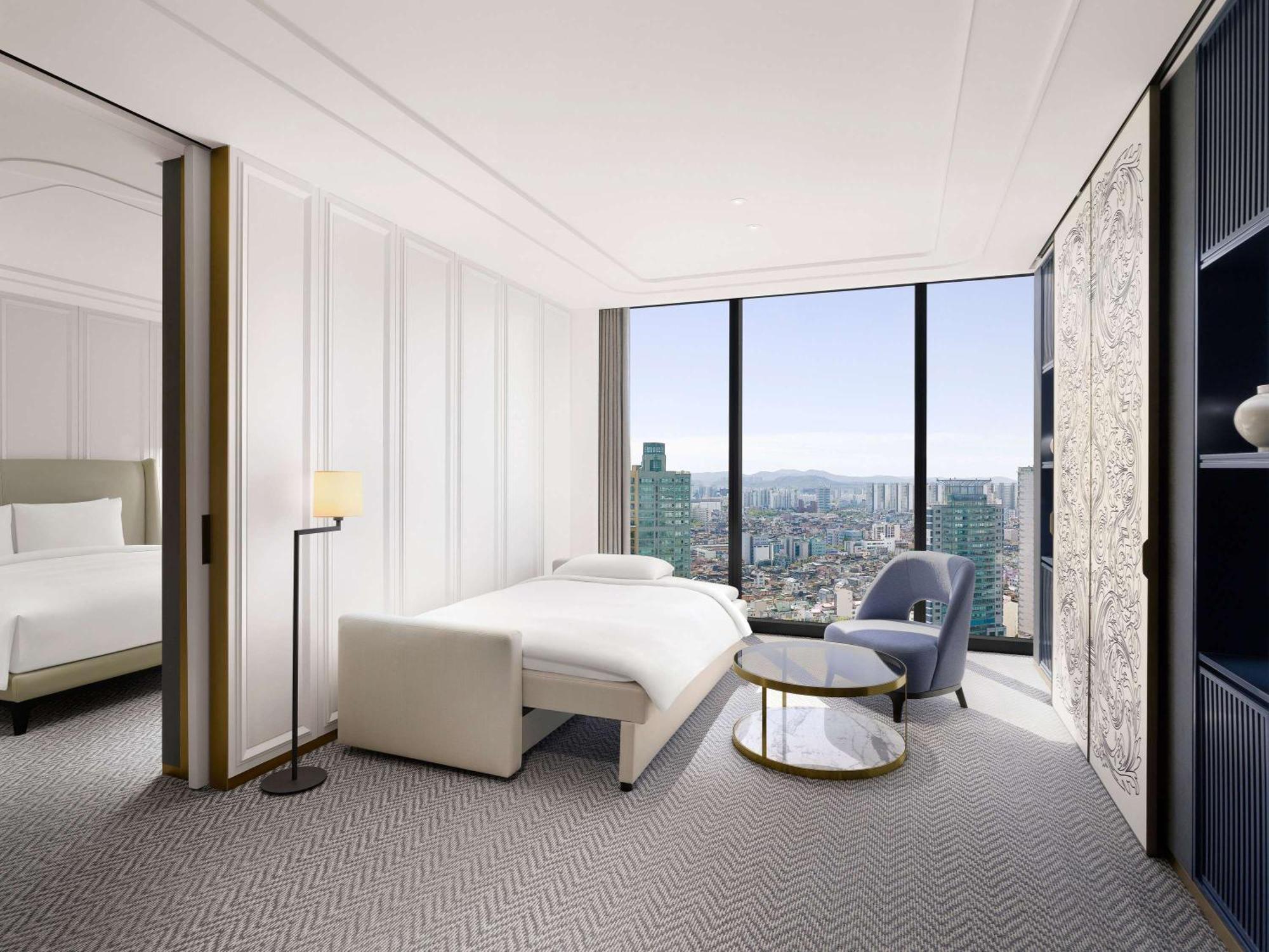 Sofitel Ambassador & Hotel 5*
